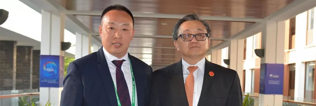 肥婆操B在线观看联合国副秘书长刘振民和赵章栓会长在博鳌亚洲论坛亲切交"